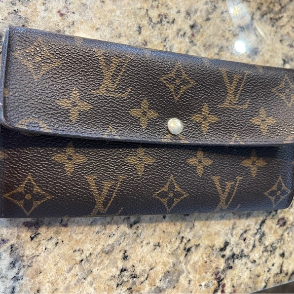 Vintage Louis Vuitton wallet. Excellent condition!